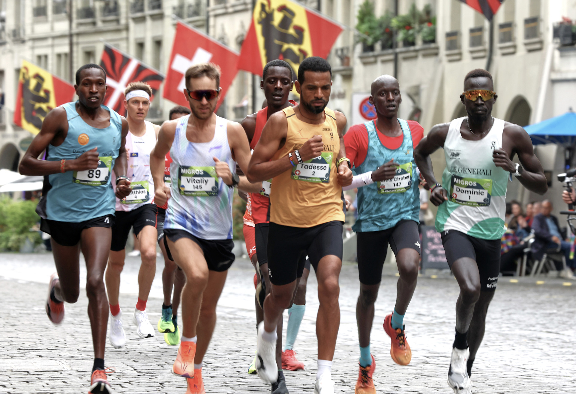 BERN, 18MAI24 - Die Spitzenlaeuferinnen und Spitzenlaeufer legen beim Hauptlauf des GP Bern ueber 10 Meilen oder 16,093 Kilometer ein beachtliches Tempo vor. Hier die Spitzengruppe in der Kramgasse. Als Sieger laeuft spaeter Dominic Lobalu (R) ins Ziel. Der Schweizer Weltklasse-OL-Laeufer Matthias Kyburz (2VL, leicht verdeckt) wird Zweiter.swiss-image.ch/Bild Andy Mettler