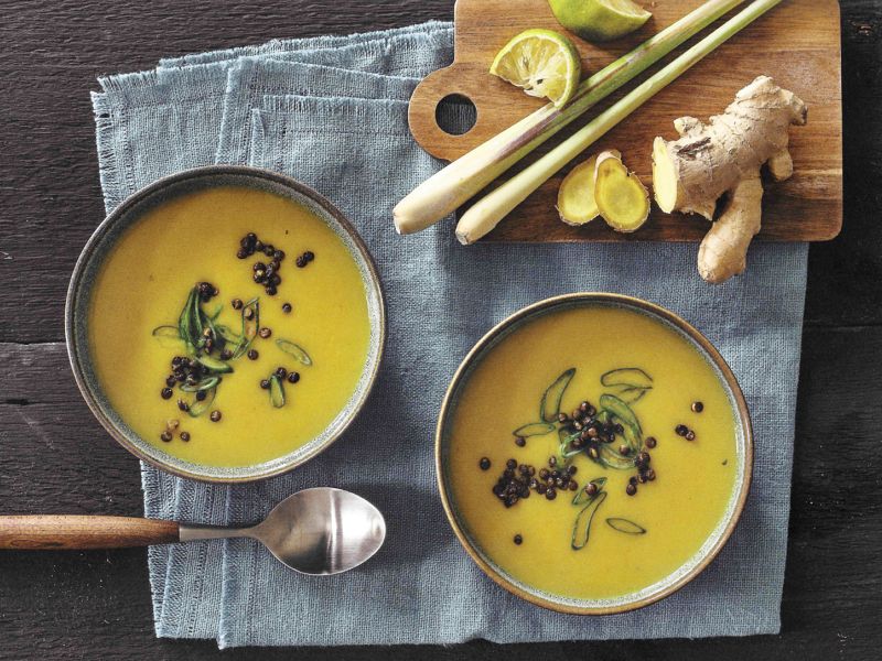 Kartoffel-Kokos-Suppe mit Knusperlinsen