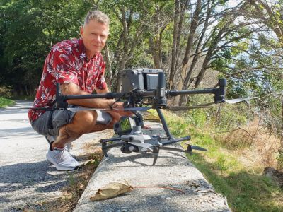 Mark Günter setzt auf Drohnenbilder, um zu erkennen, ob Bäume von Borkenkäfern befallen sind. Bild: ZVG