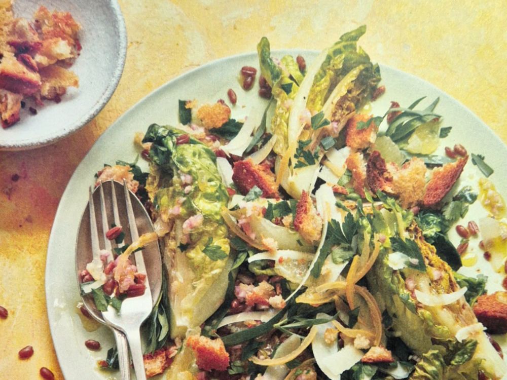 Ein sommerlich-aromatischer Salat. Foto: Clare Winfield