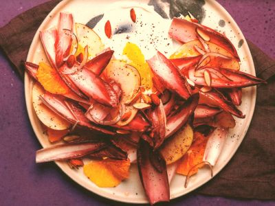 Chicorée-Orangen-Salat mit Apfel auf Labneh