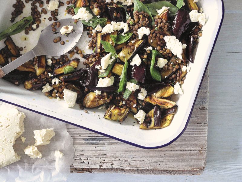 Goldbraune Aubergine mit Feta.