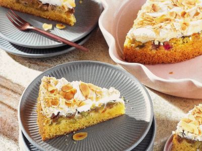 Saftiger Rhabarberkuchen mit Baiser-Haube.