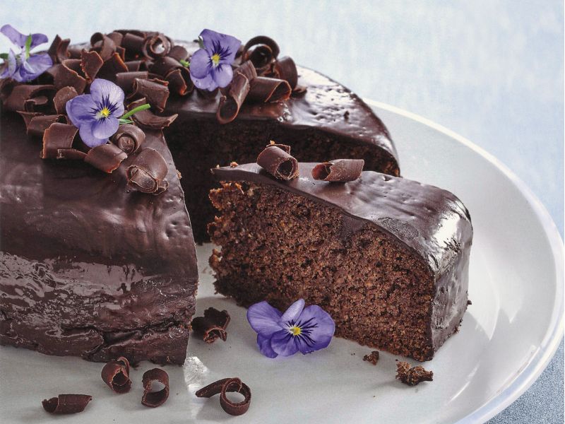 Die essbaren Blüten machen den Schoggikuchen zum Hingucker.
