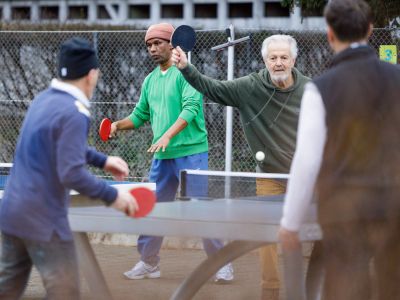 Abraham, Duke und Co. spielen Tischtennis.