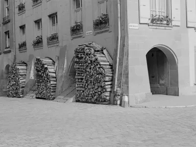 In den Lauben von kantonalen Gebäuden wurde 1946 Holz gelagert.   zvg