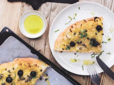 Zwiebelkuchen mit Oliven und Kapern. Bild: Yves Seeholzer