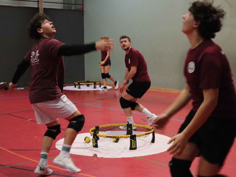 Spieler des "Roundnet Club Bern" beim Training.