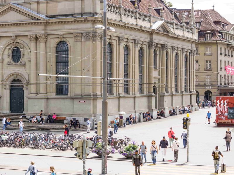 Die Szene auf dem Bahnhofsplatz ist angewachsen. Foto: Nik Egger