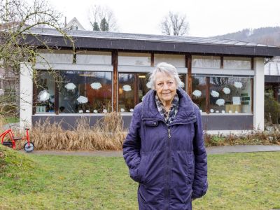 Monique Sommer vor dem Kindergarten Boll-Sinneringen. Foto: Nik Egger