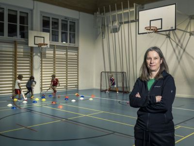 Barbara Flückiger bringt den Kleinsten im freiwilligen Schulsport das Hockey bei.	Foto: Nik Egger