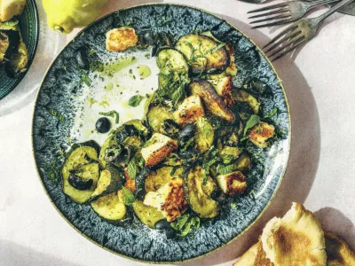 Dieser frische Zucchinisalat steht in 25 Minuten auf dem Tisch. Bild: Haarala Hamilton