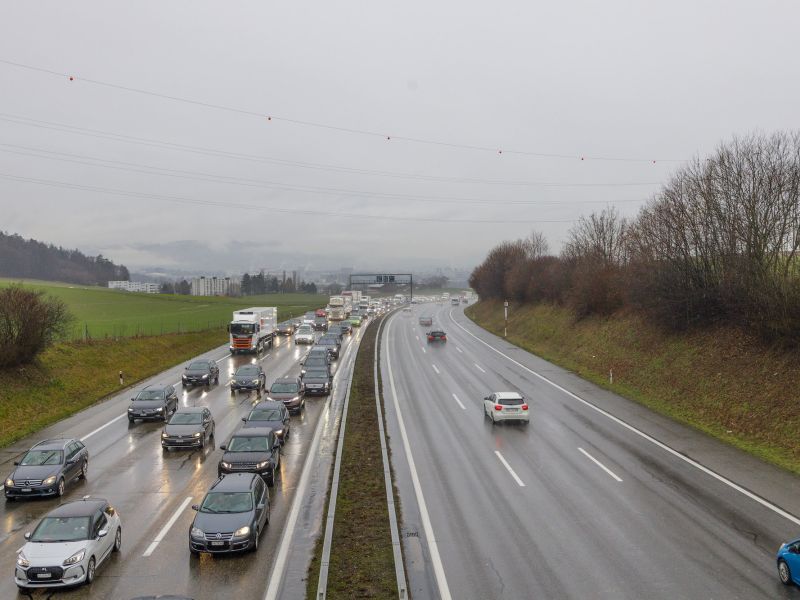 Die sechsspurige Autobahn im Grauholz. Foto: Nik Egger