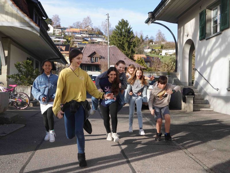 Von links: Eliana, Zoe, Iria, Larissa, Julie, Lynn und Elias in der «Jugendzone». Foto: Sophie Feuz