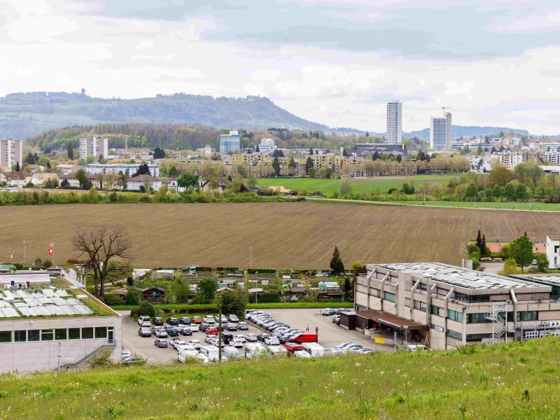 Auf diesem Acker zwischen Bolligen (vorne) und Ostermundigen soll der Campus zu liegen kommen. Foto: Nik Egger