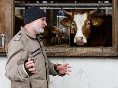 Seine Kühe haben Hörner: Fritz Sahli aus Schüpfenried. Fotos: Nik Egger