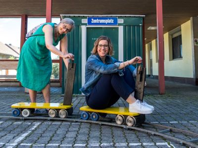 Heidi Eberhard (links im Bild) und Brigitte Rohrbach setzen sich für ein lebendigeres Schlierner Zentrum ein. (Foto: Léonie Hagen)