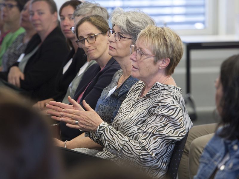 Aufmerksam lauschen die Frauen dem Referat. Foto: zvg