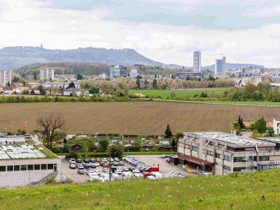 Auf diesem Acker zwischen Bolligen (vorne) und Ostermundigen soll der Campus zu liegen kommen. Foto: Nik Egger