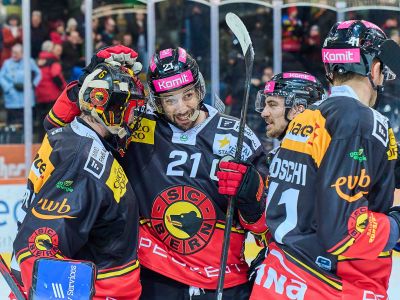 V. l.: Goalie Adam Reideborn, Captain Simon Moser, Samuel Kreis und Simon Kindschi jubeln an einem Auswärtsspiel. Foto: Tom Hiller/SCB