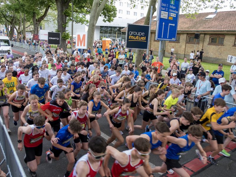 Auf die Plätze, fertig, los! – Startschuss am Berner Grand Prix. Foto: Léonie Hagen