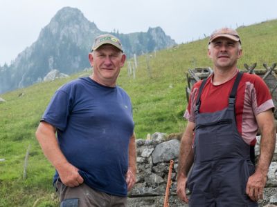 Andreas Bachofner (links im Bild) und Markus Steiner wollen «ihre» Mattenalp zukunftsfähig machen. (Foto: Léonie Hagen)